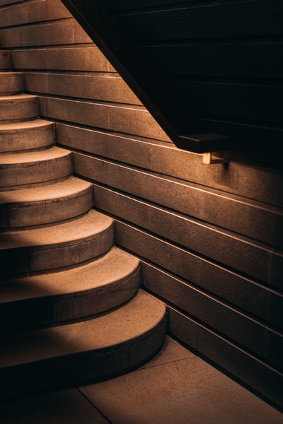 棕色和白色的混凝土楼梯
